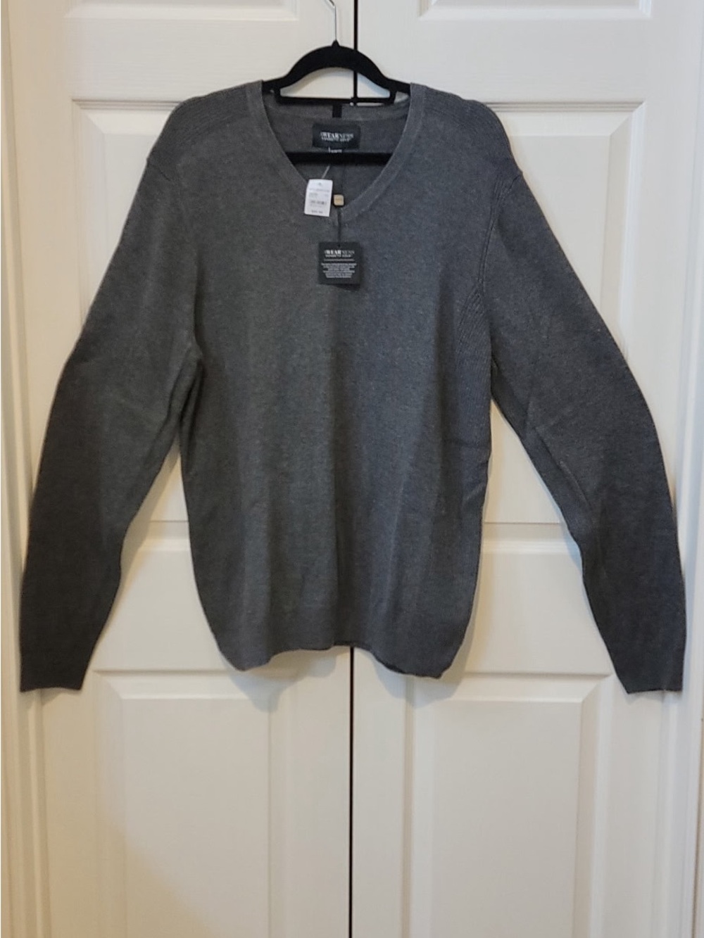 NWT - Men’s Kenneth Cole gray v-neck sweater. Size: XL